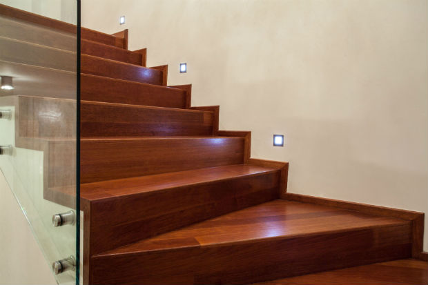 Jak odnowić drewniane schody wewnątrz domu?